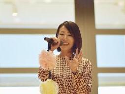 写真：マイクを持ってにこやかに話す講師の水島さん