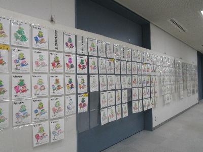 画像：園児たちの描いたぬりえが展示されています（昨年の様子）