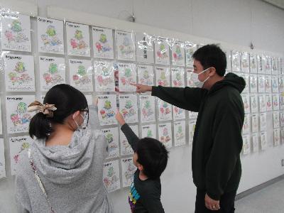写真：親子で鑑賞している様子（昨年の様子）