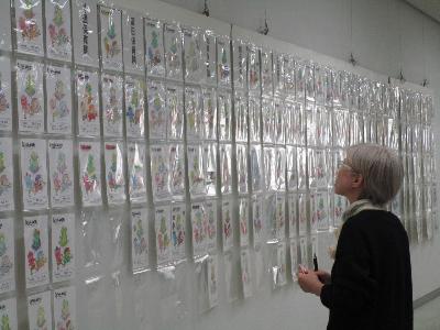 写真：絵本作家のかんべあやこさんが審査する様子（昨年）