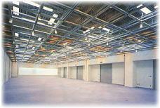 天井に照明などを配置するレールなどが並ぶ展示ホールの写真