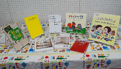 写真：本の片づけワークショップに関連した図書の特設展示コーナー