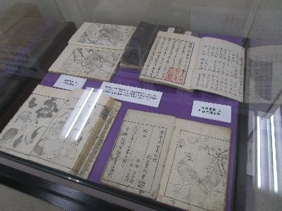 写真：中村文庫の収蔵資料である浮世絵本が展示されています
