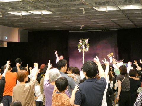 写真：会場のみんなでじゃんけんをする様子