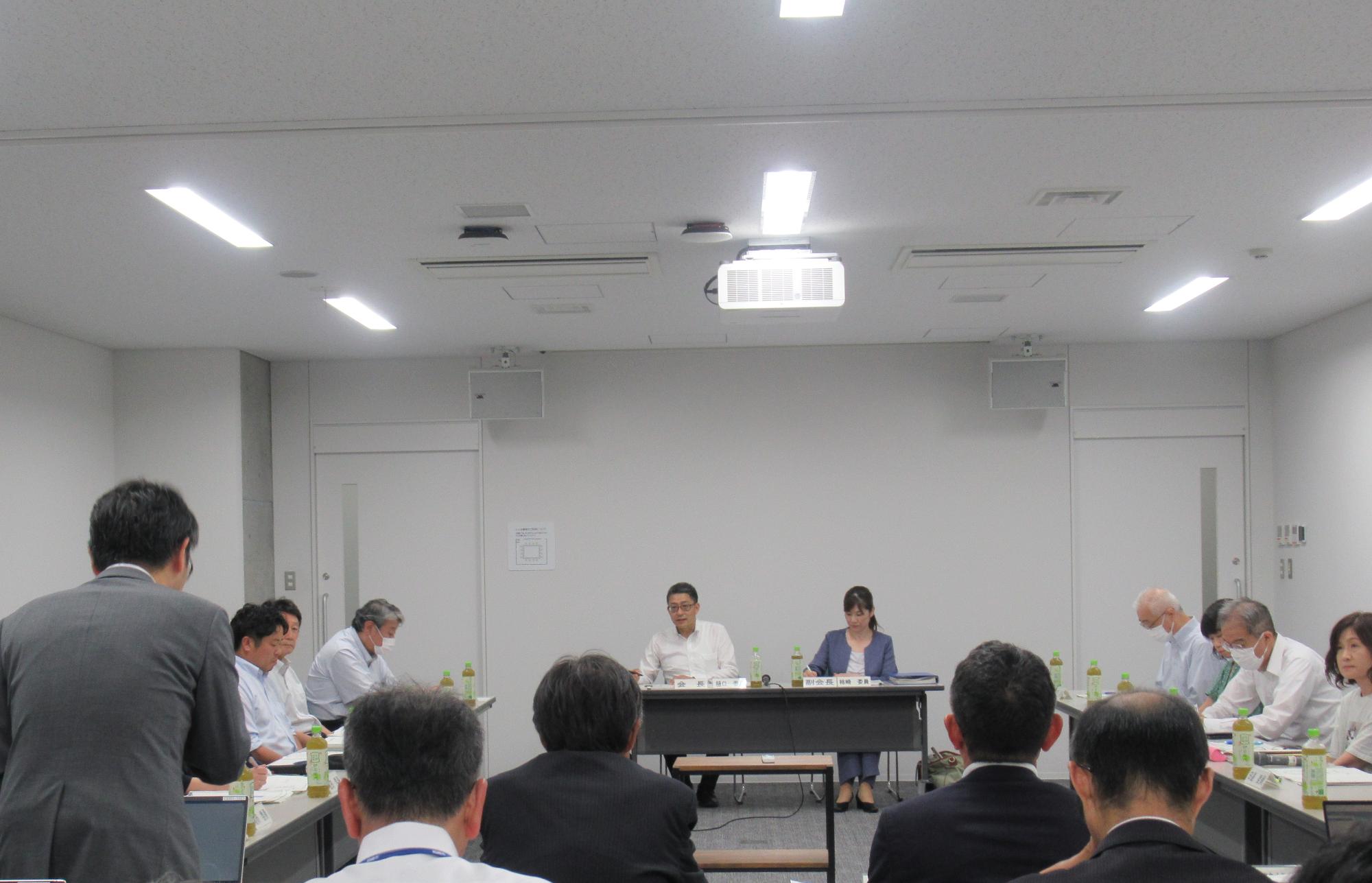 写真：議長・副議長を中心に審議を行っている様子