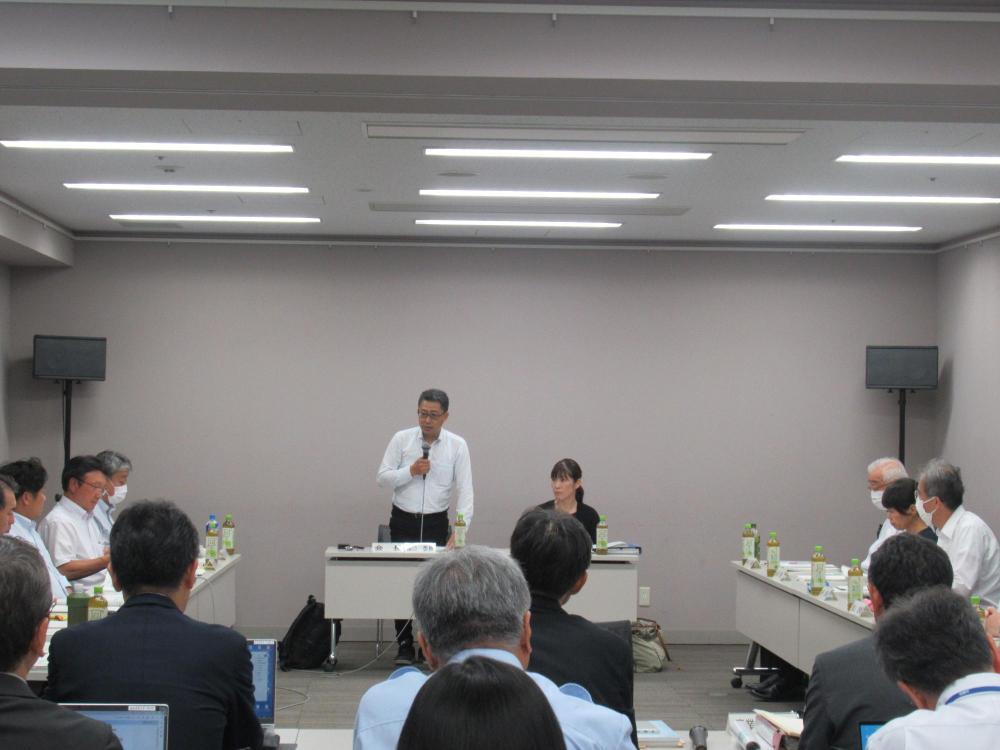 写真：挨拶をする審議会長