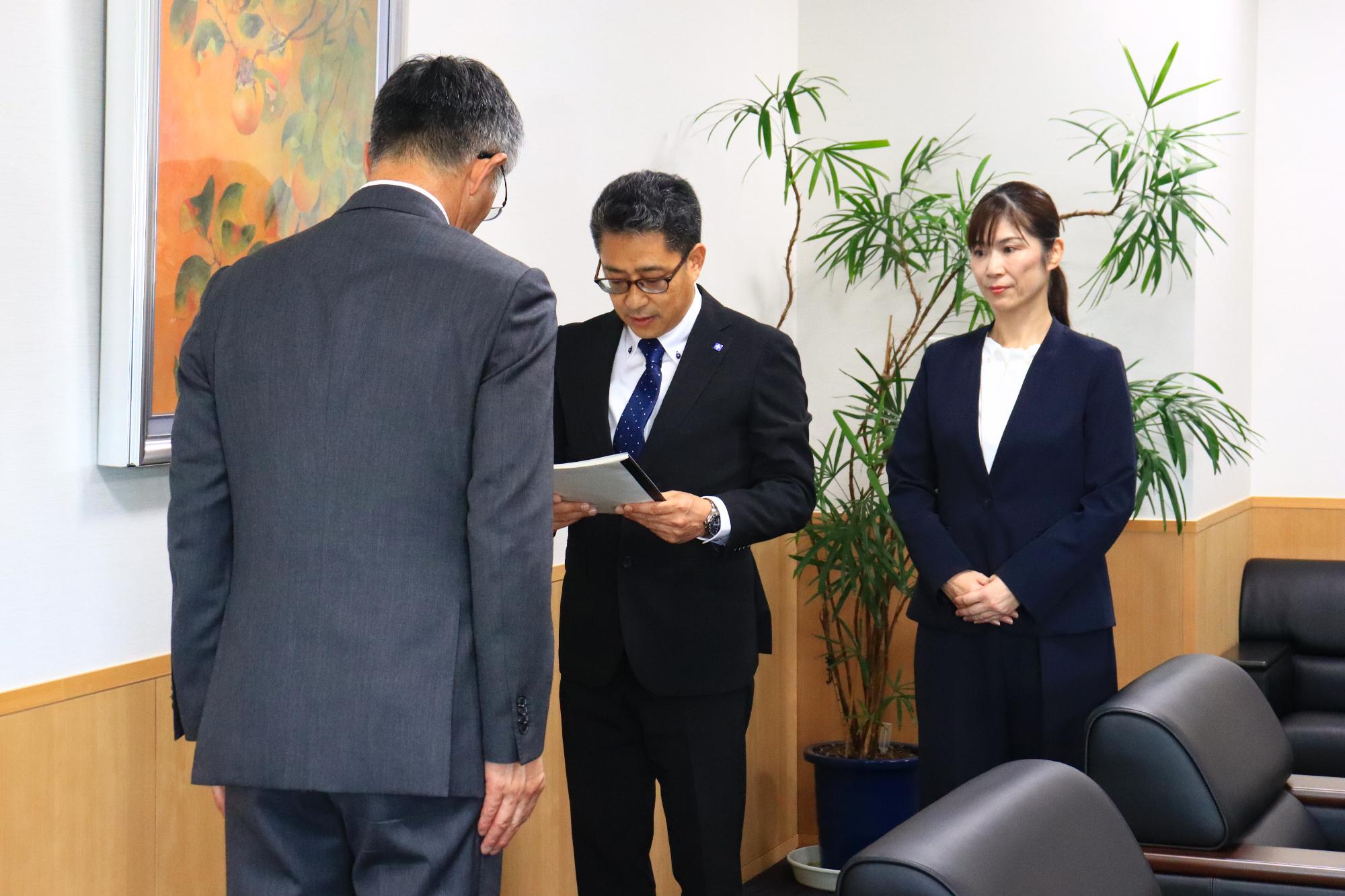 答申書を読み上げる総合計画審議会長