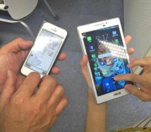 2台のスマートフォンの操作をしている写真
