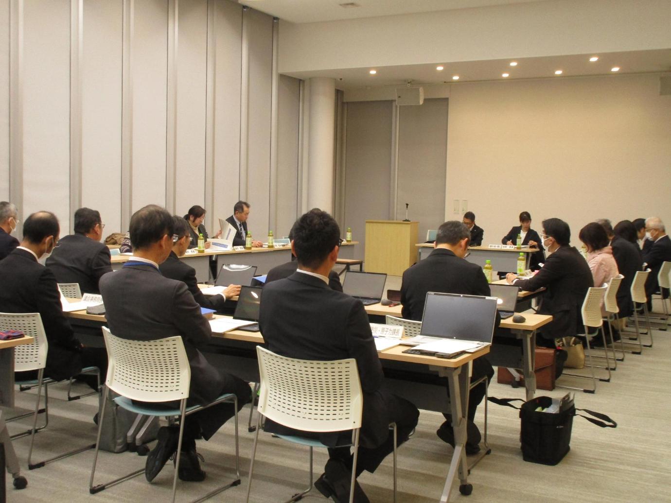 写真：第3回審議会で委員が議論している