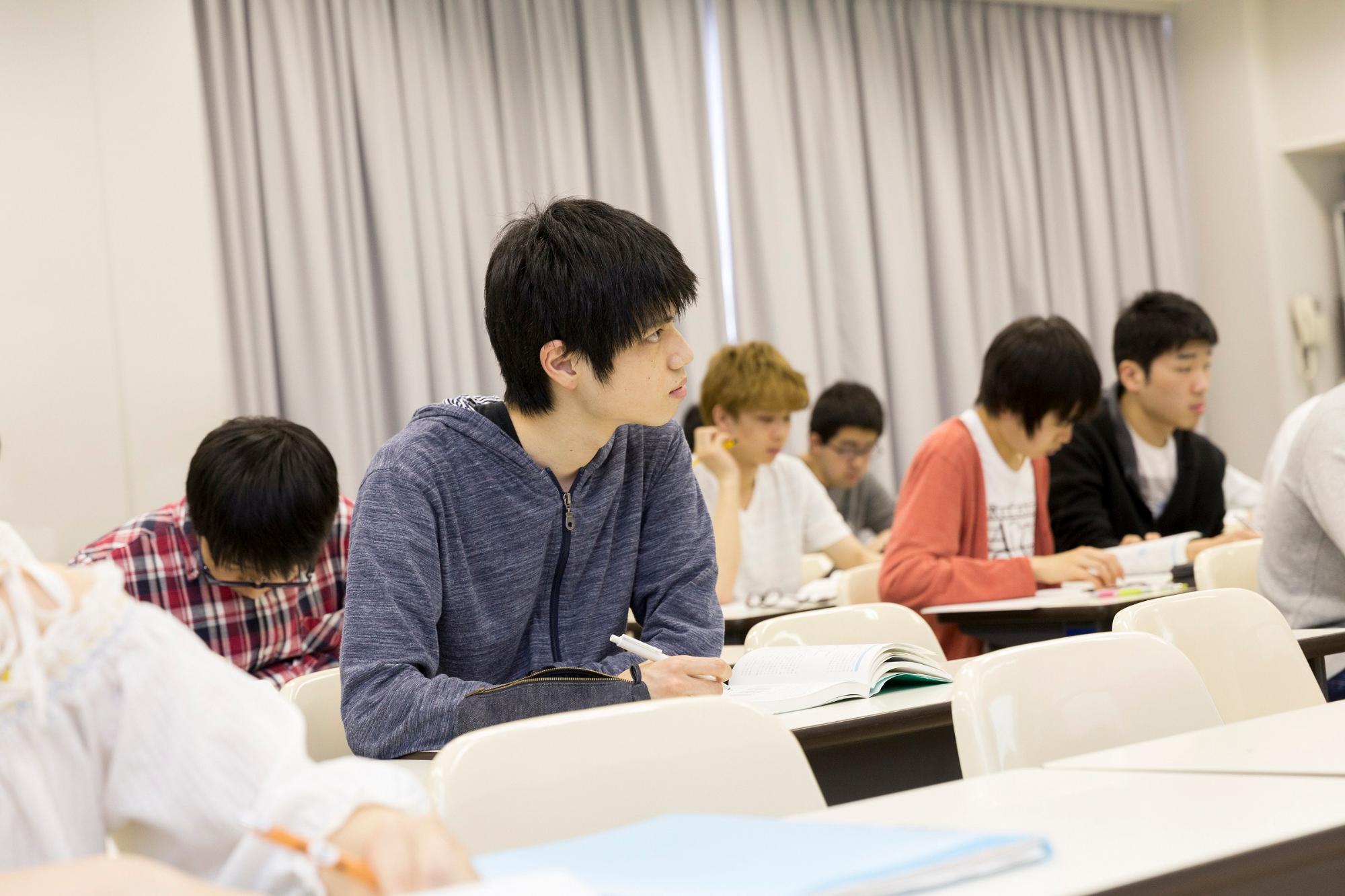 新潟工科大学の学生たちが、真剣なまなざしで授業を受けている写真