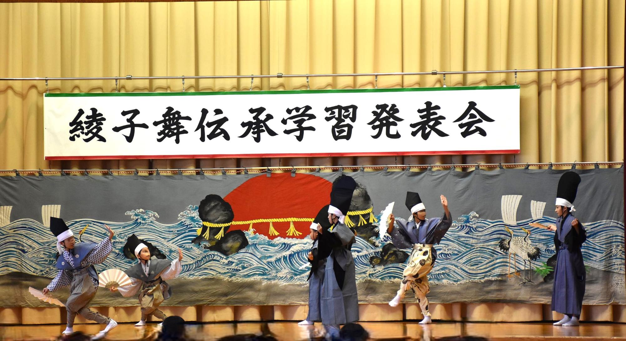 写真：高原田2組目の演目。烏帽子に白いハチマキをした3組6人の男子児童生徒による狂言