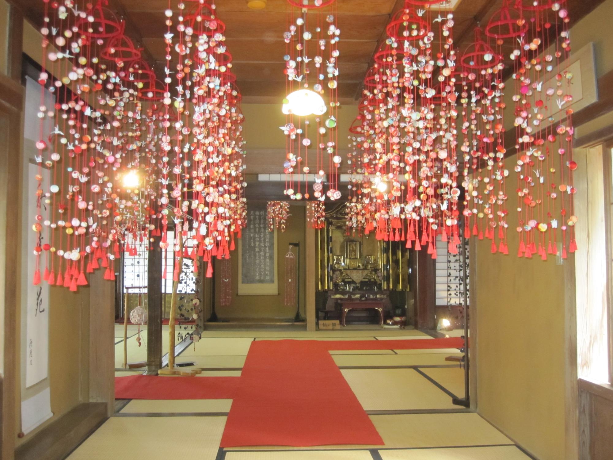 写真：飯塚邸の座敷に飾られたつるし雛