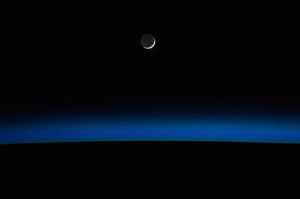 月の右端が光る地球照の写真