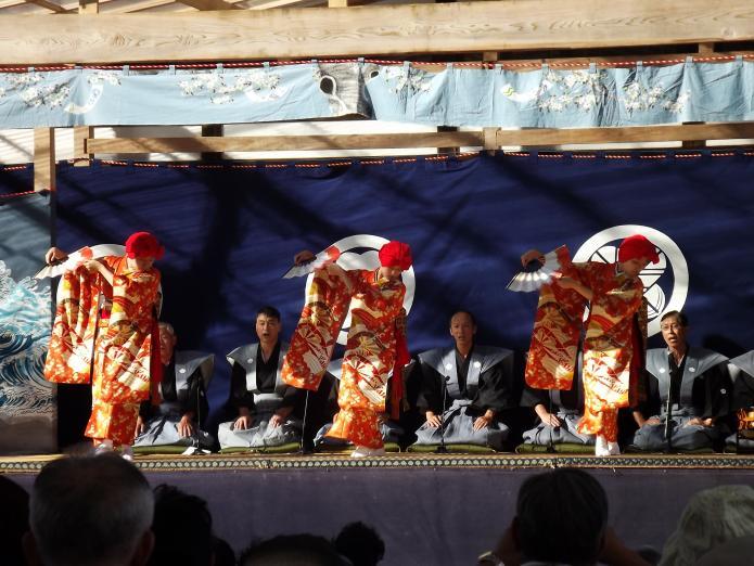 綾子舞現地公開で披露した田舎下り踊を女性3人の方が扇を持って舞っている写真