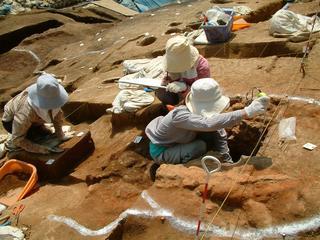 軽井川南遺跡群の発掘をする調査員の写真