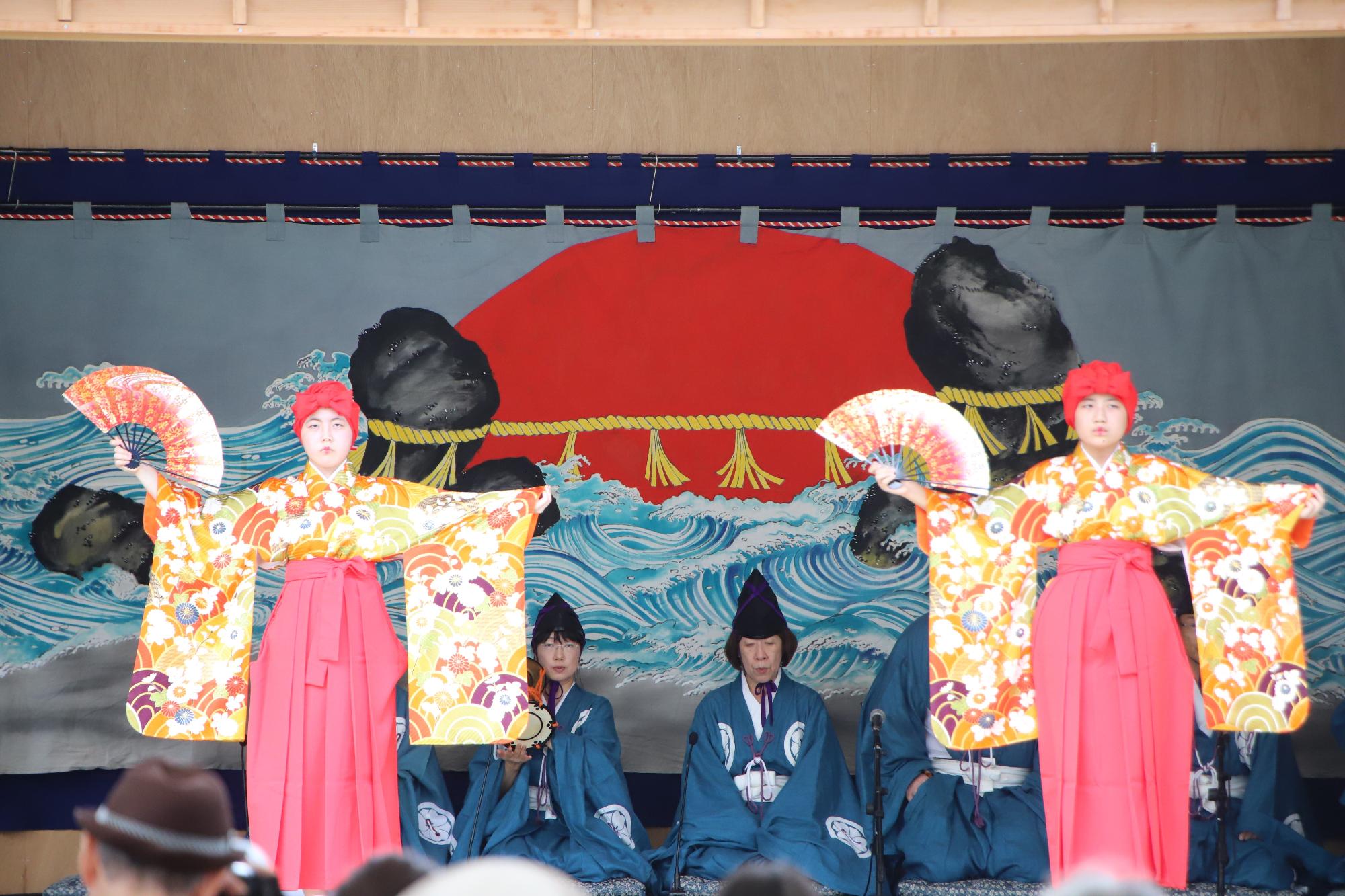 高原田の小唄踊 ひたちおどり 2人の女性が扇を手に持ち踊っている写真