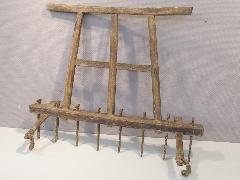 馬鍬は牛や馬にひかせて土をかきならす道具です。