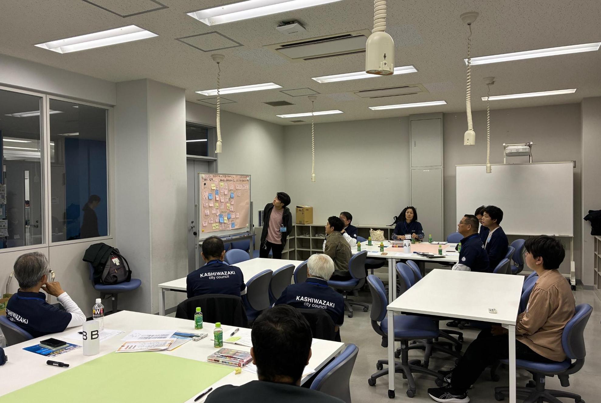 10月22日新潟工科大学で開催した学生と市議会議員との意見交換のまとめを学生が発表している様子