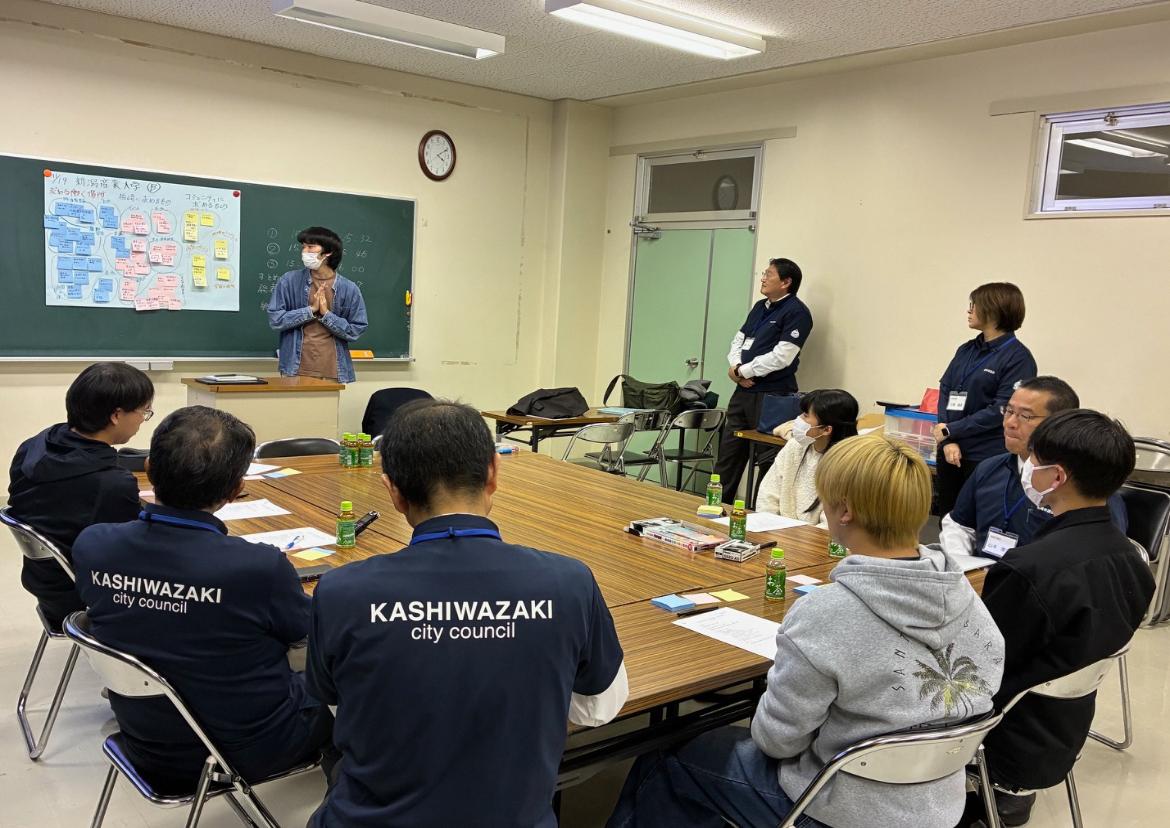 11月19日新潟産業大学で開催した学生と市議会議員との意見交換のまとめを学生が発表している様子