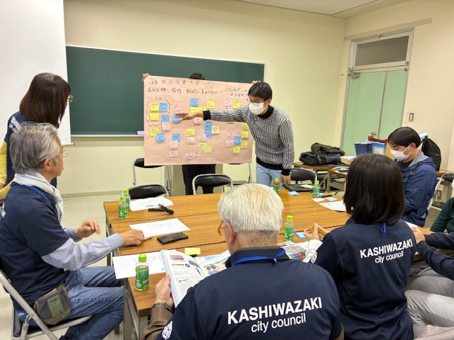 11月28日新潟産業大学で開催した学生と市議会議員との意見交換のまとめを学生が発表している様子