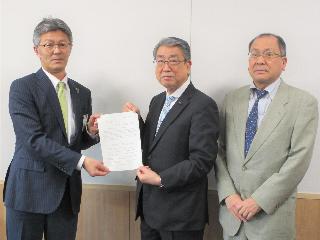 櫻井市長に要望事項書を手渡す真貝議長と佐藤副議長