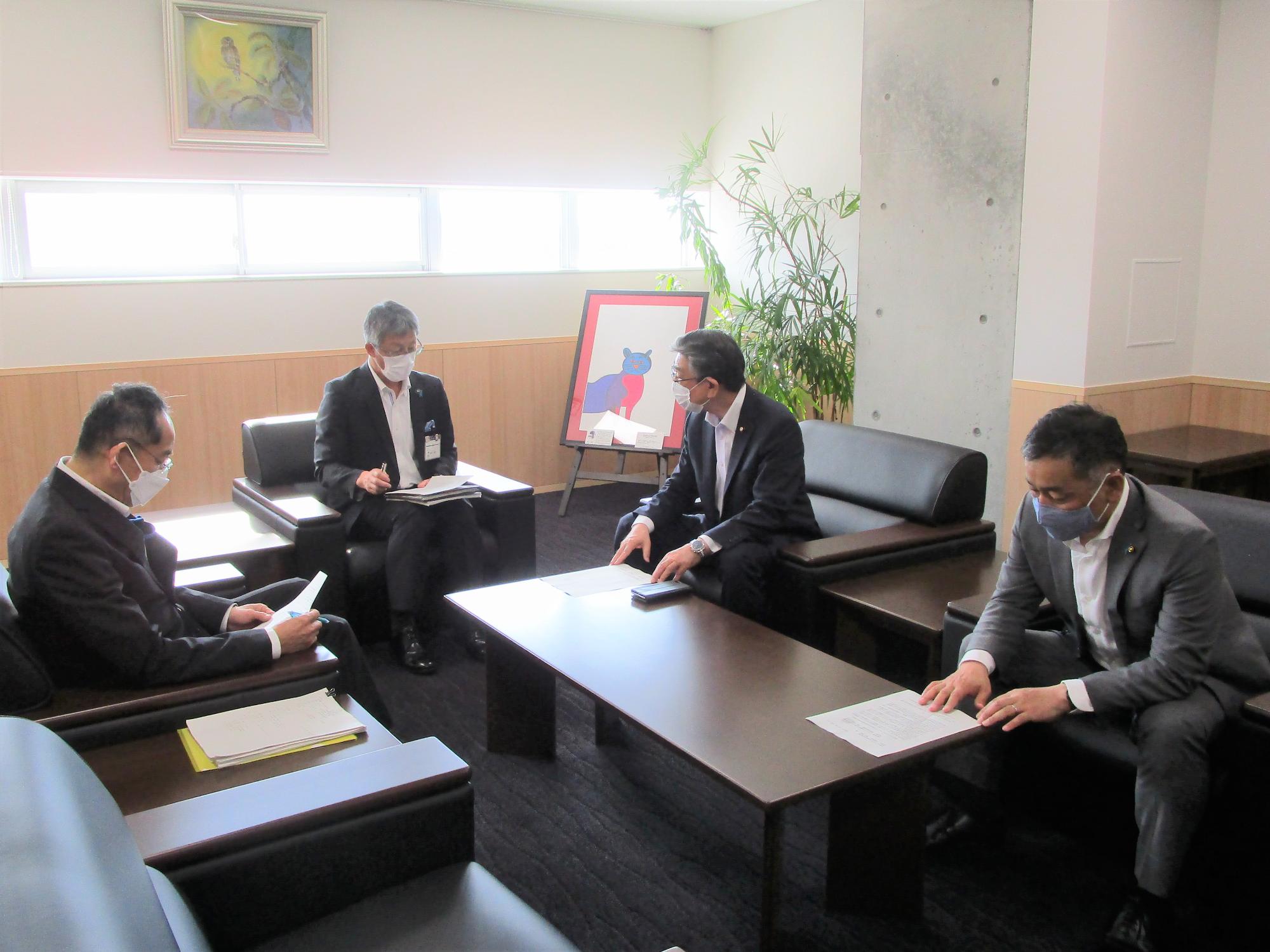 市長室で櫻井市長と西巻副市長に、説明を行う真貝議長と柄沢副議長