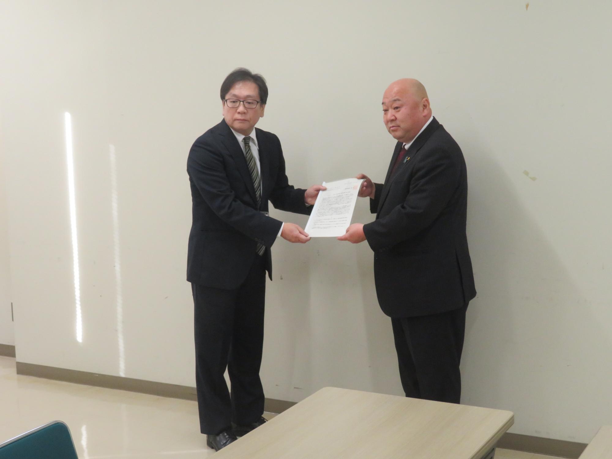 新潟地方法務局柏崎支局長へ要望書を手渡す阿部議長