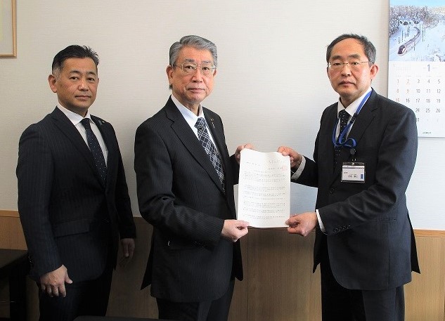 写真：真貝議長・柄沢副議長が西巻副市長に意見・要望書を手渡しているところ