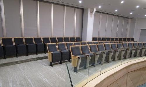 写真：議場の傍聴席。1列目は報道関、2列目・3列目が一般席です。1列目の横に車いすを置けるスペースが広くとってあります。
