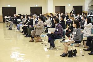 写真：昨年の意見交換会の様子。多くの市民が産業文化会館の大ホールに集まっています