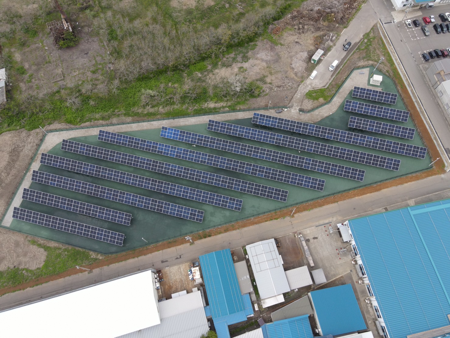 写真：安政町太陽光発電所を空から撮影したもの