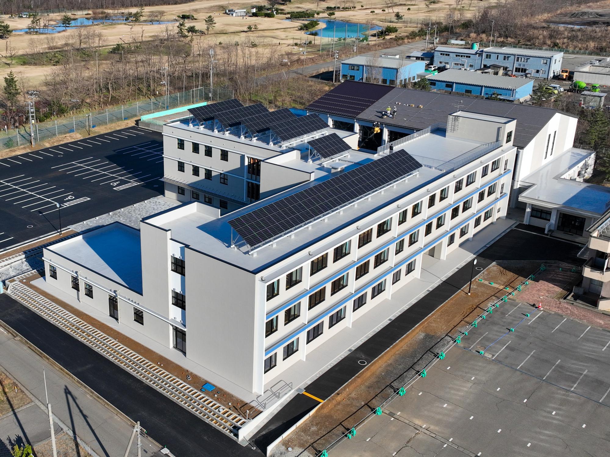 写真：荒浜小学校PPAを空から撮影したもの。屋上に太陽光パネルが設置されています。
