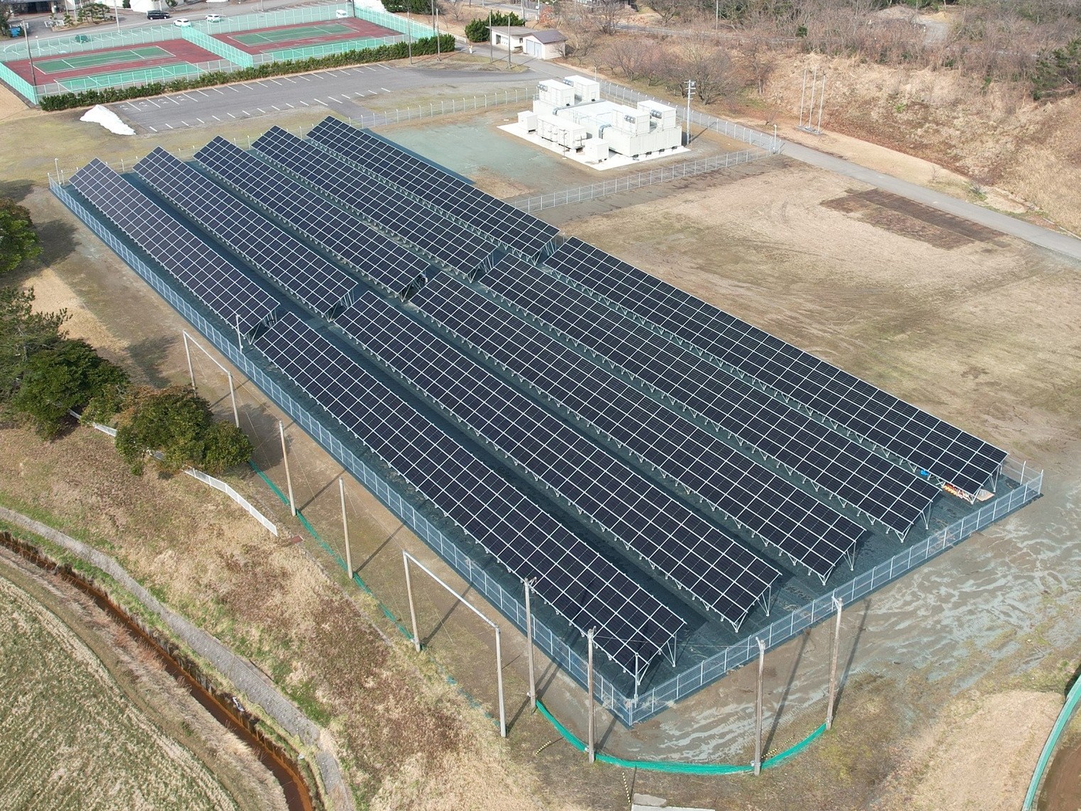 写真：浜忠太陽光発電所を空から撮影したもの