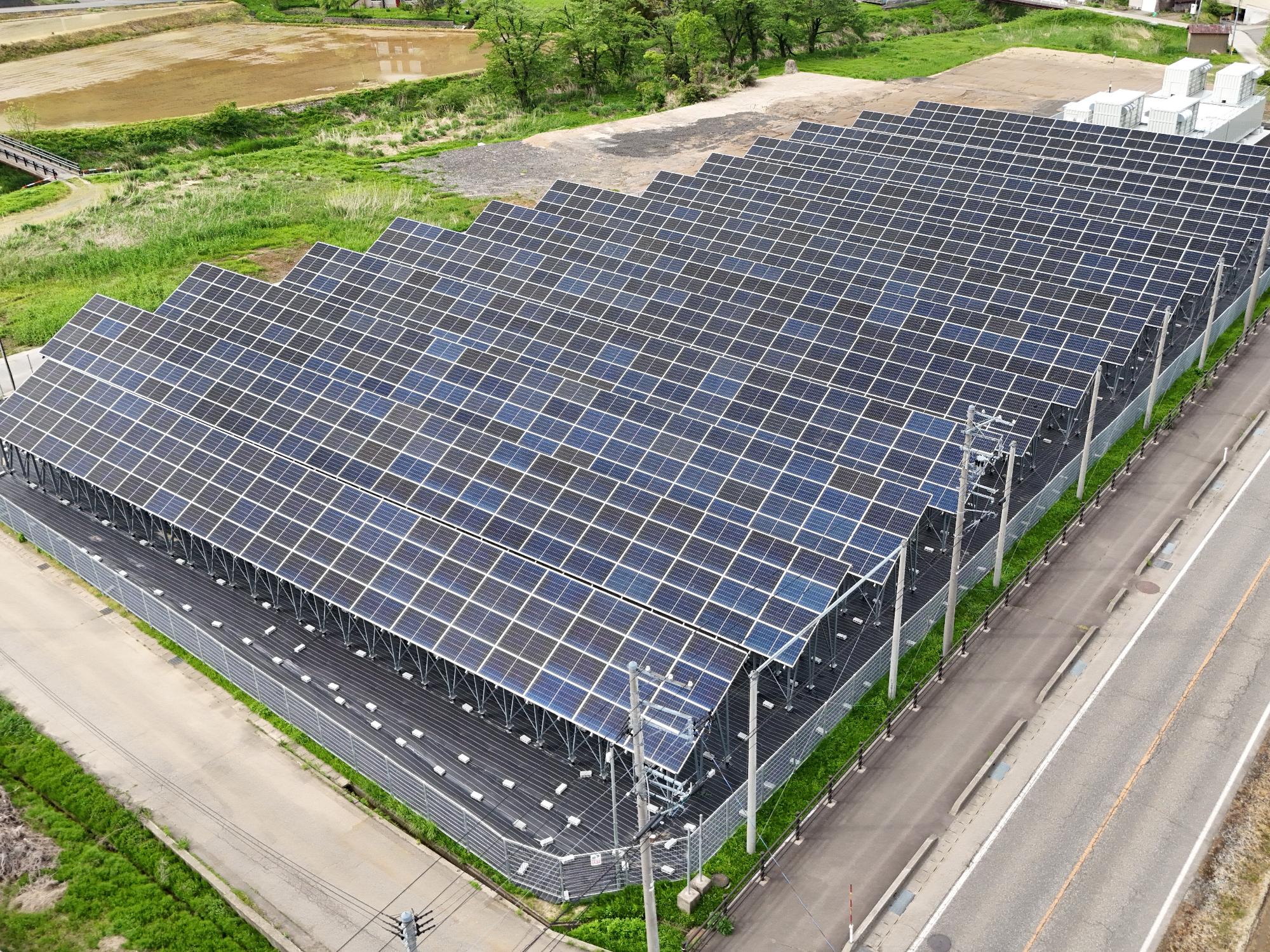 写真：北条太陽光発電所を空から撮影したもの
