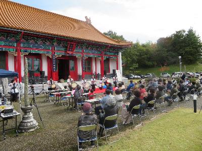 西遊館のステージで太鼓の演奏をしています