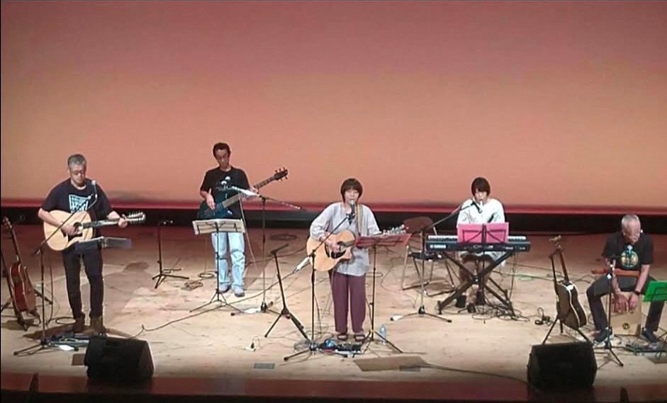 西山ふるさと公苑のステージでライブ演奏をしています
