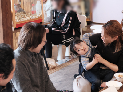 参加者が子育てについて話している