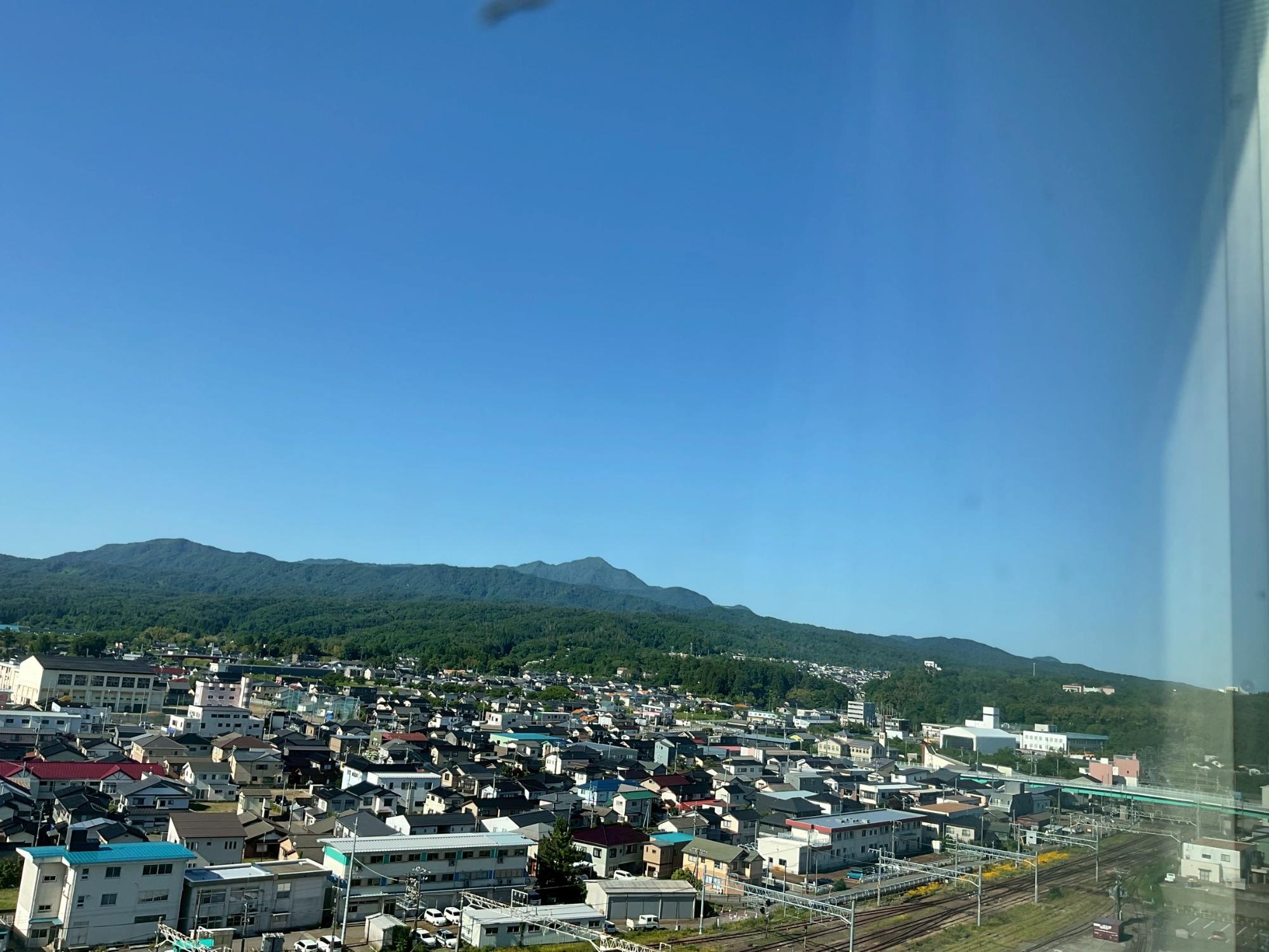 写真：ホテルの窓から撮影したある日の米山。