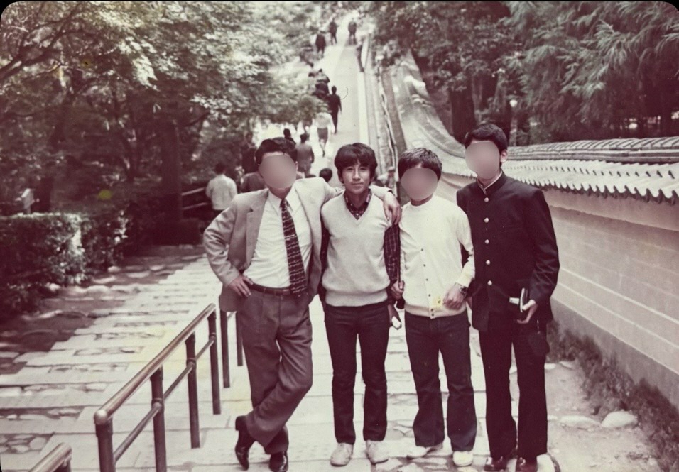 写真：金閣寺裏門に続く階段の途中で引率の先生と同級生2人と撮った修学旅行の記念写真
