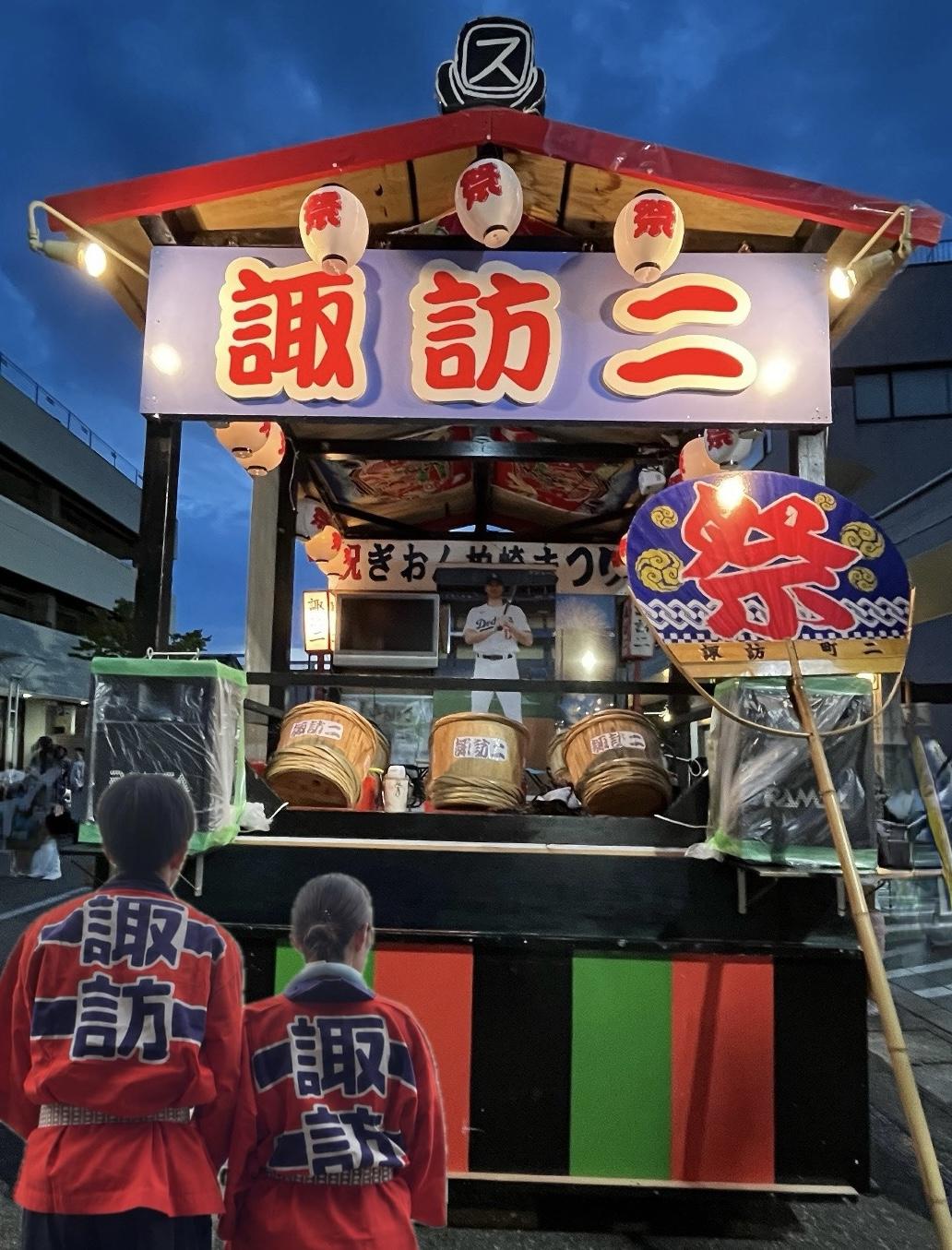 写真：諏訪町2丁目の山車。トラックの荷台を改装して屋根を飾り付け、樽の太鼓が設置してあります
