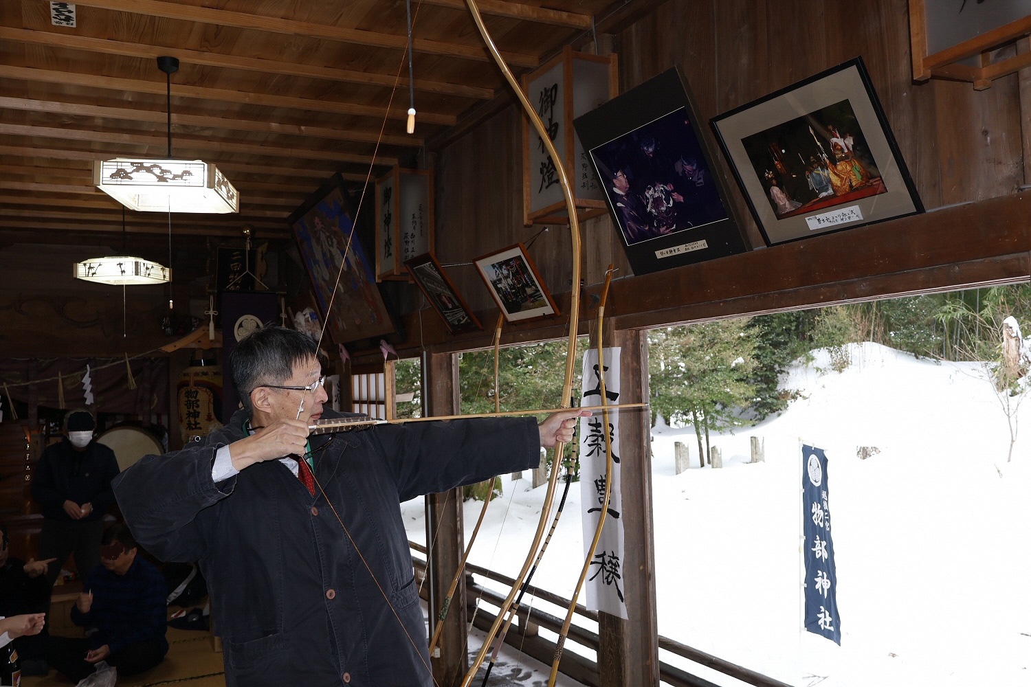写真：的に向かって弓をひく古比塚Dさん
