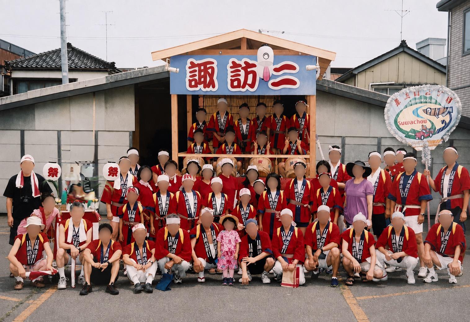 写真：町内回る前に撮影した集合写真。40～50人ほどの人が写っています