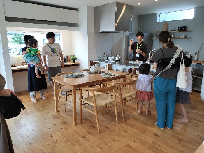 参加者がハウスメーカースタッフの話を聞いている