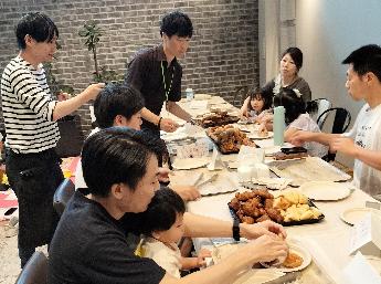 参加者がパンビュッフェを楽しみながらおしゃべりしている