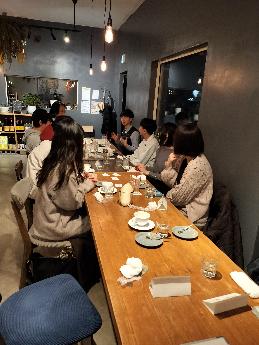 写真：お料理やドリンクを片手におしゃべりをする参加者