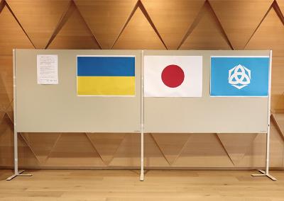 写真：市役所内に掲示された日本国旗と市章とウクライナ国旗