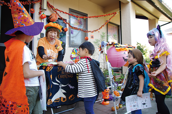 写真：お菓子をもらいに返送して地域の家庭を回る子どもたち