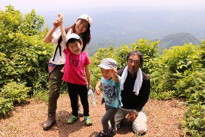 写真：黒姫山の山頂に到着した4人。