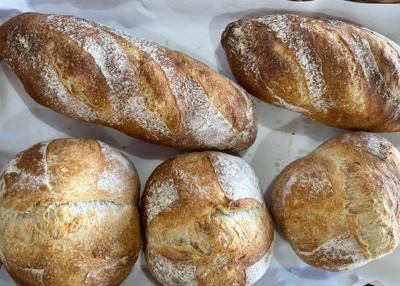 写真：自家製酵母を使用したハード系のパンが並んでいます