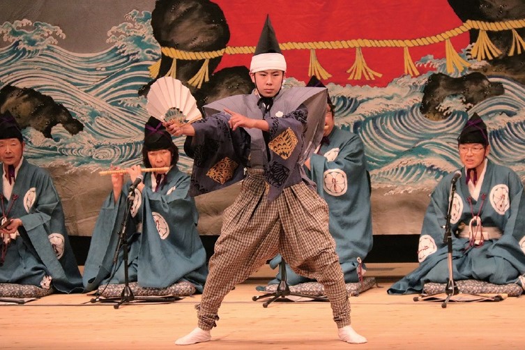 写真：高原田の囃子舞。烏帽子と肩衣の衣装でお囃子に合わせて舞います